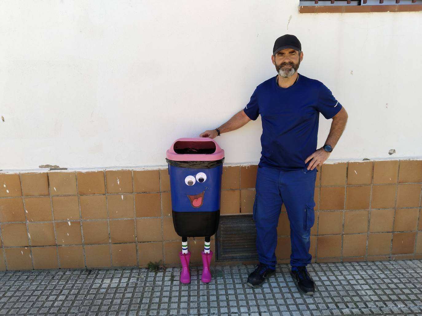 Imagen principal - Jose García, el conserje que impregna de colorido y alegra el colegio León Leal Ramos