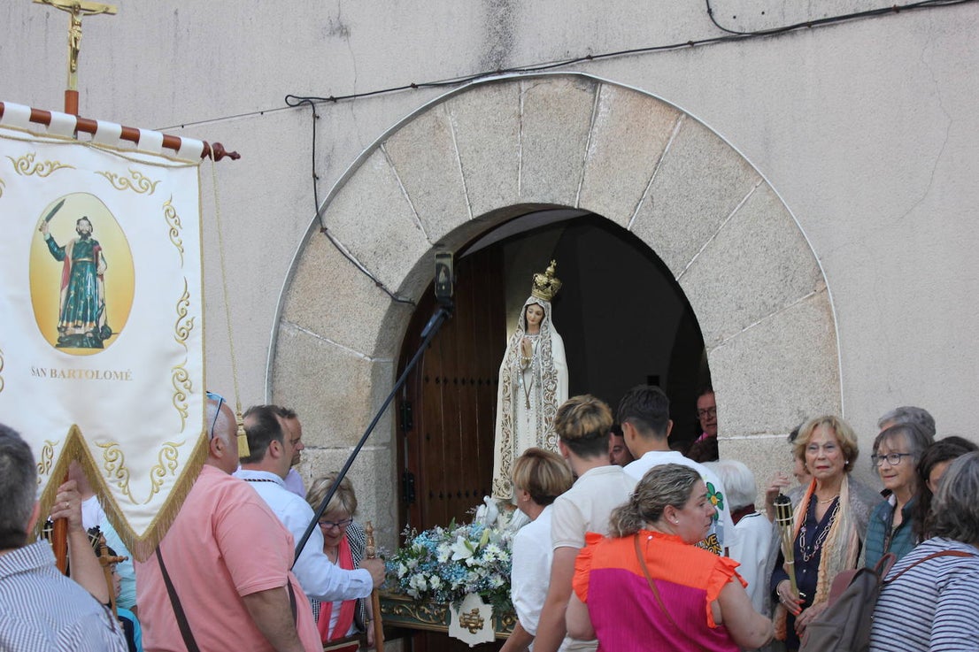 Numerosas personas arropan a la Virgen de Fátima en una procesión que no salía desde hacía más de 60 años