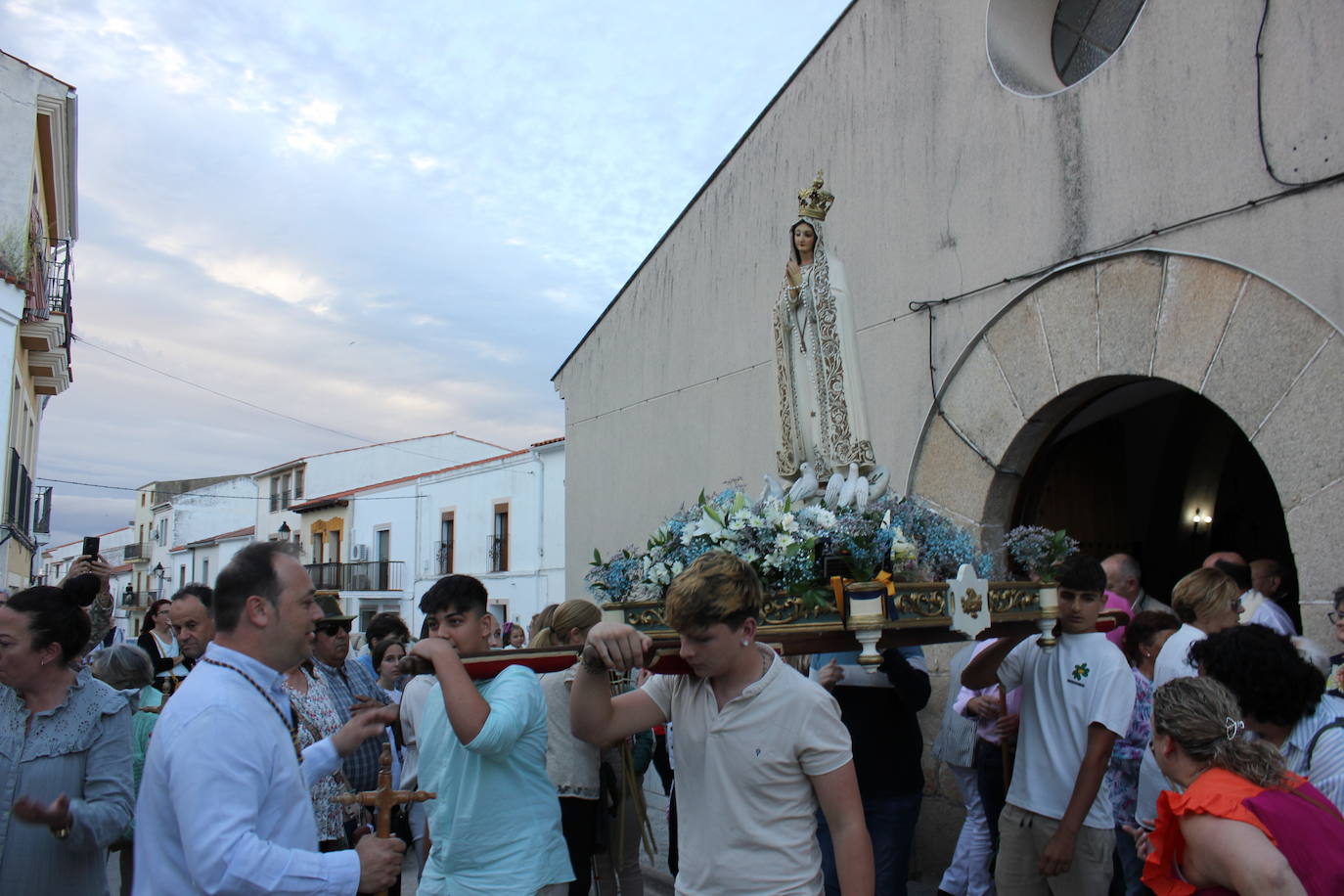 Numerosas personas arropan a la Virgen de Fátima en una procesión que no salía desde hacía más de 60 años