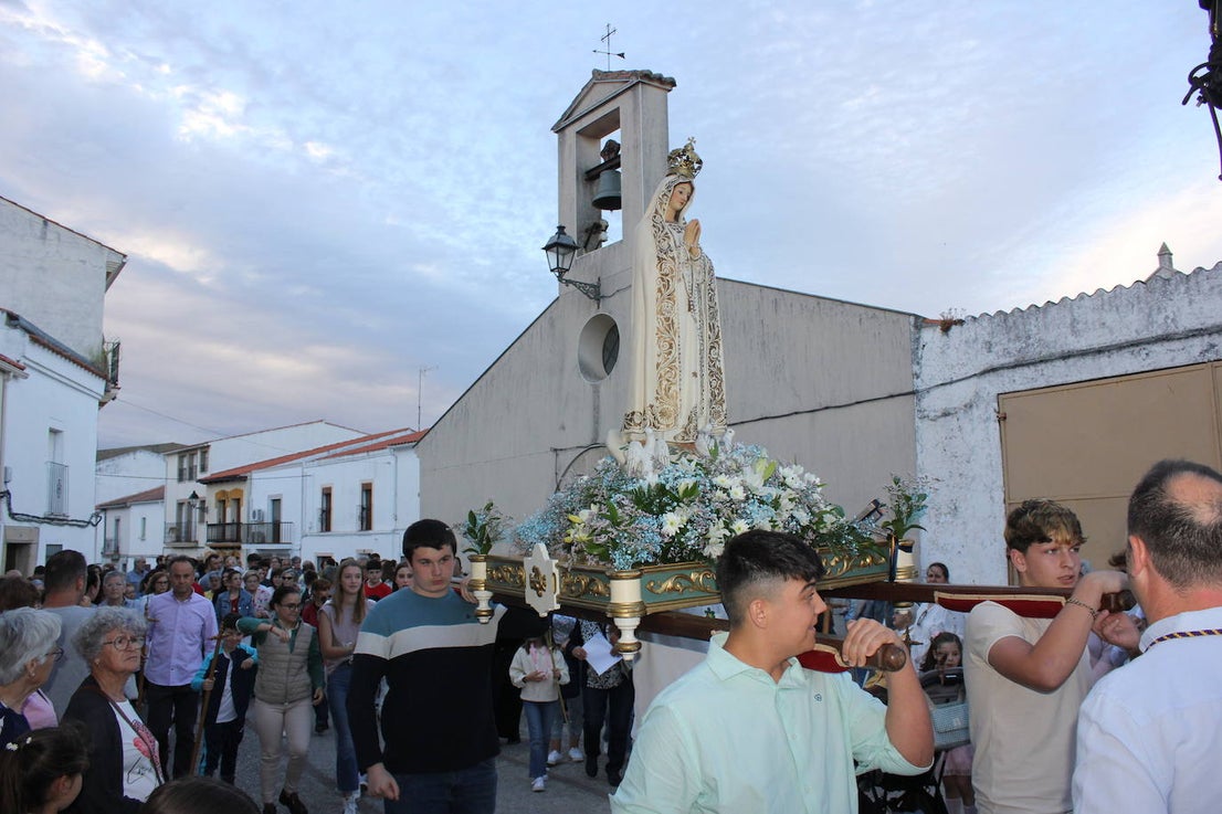 Numerosas personas arropan a la Virgen de Fátima en una procesión que no salía desde hacía más de 60 años