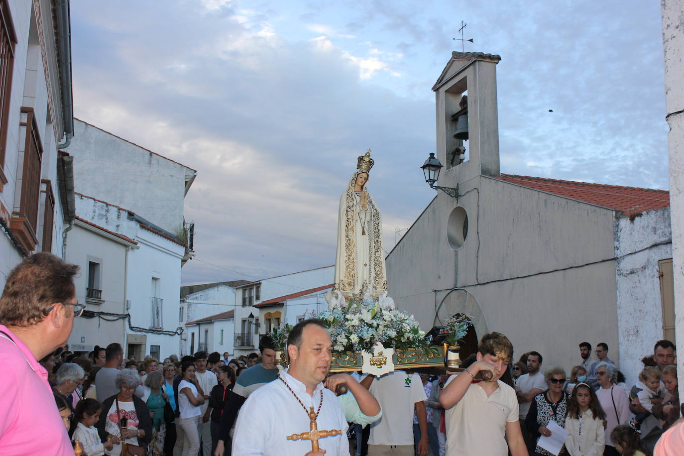 Numerosas personas arropan a la Virgen de Fátima en una procesión que no salía desde hacía más de 60 años