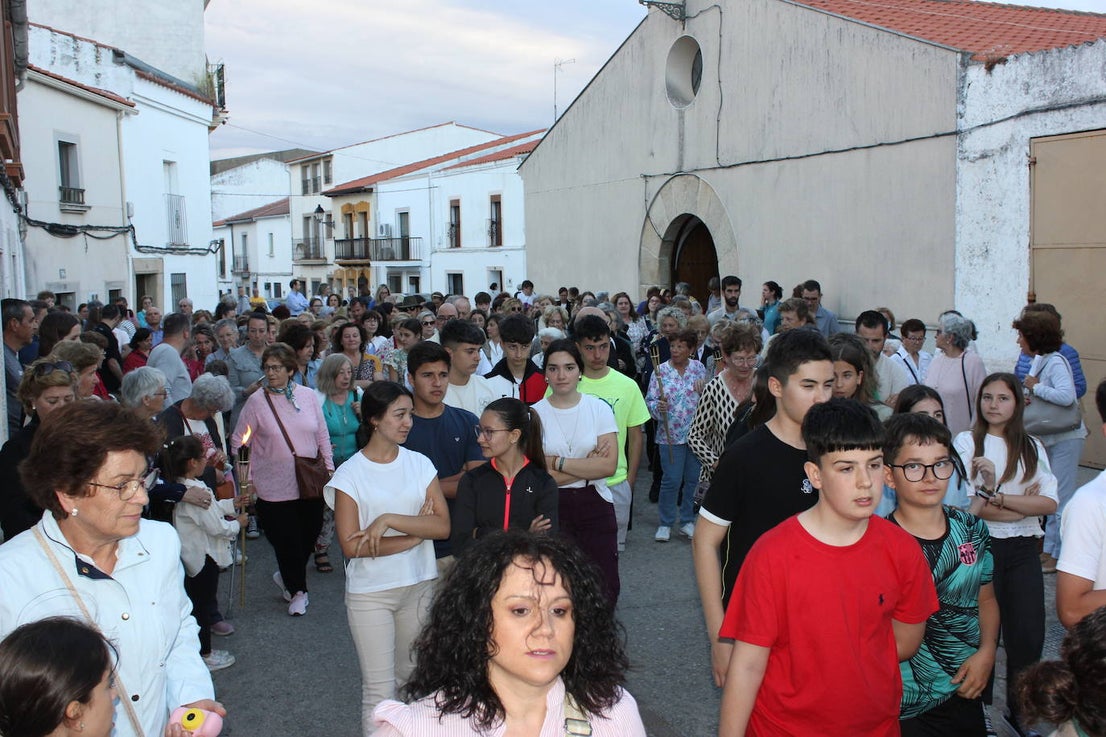 Numerosas personas arropan a la Virgen de Fátima en una procesión que no salía desde hacía más de 60 años