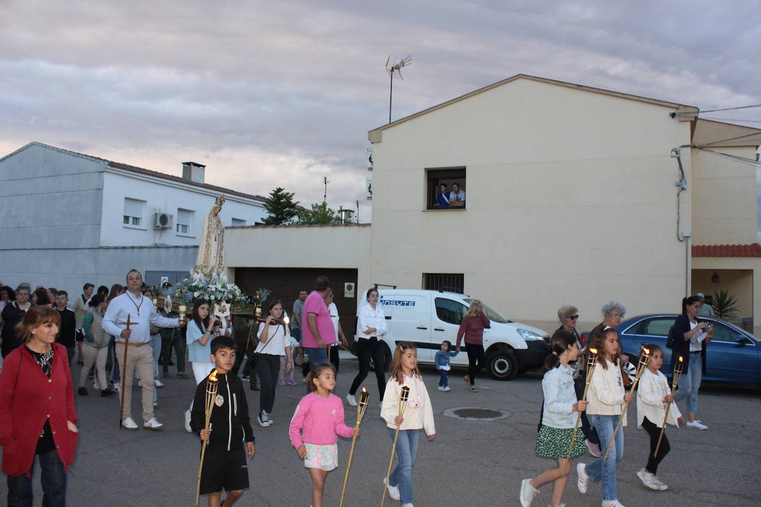 Numerosas personas arropan a la Virgen de Fátima en una procesión que no salía desde hacía más de 60 años