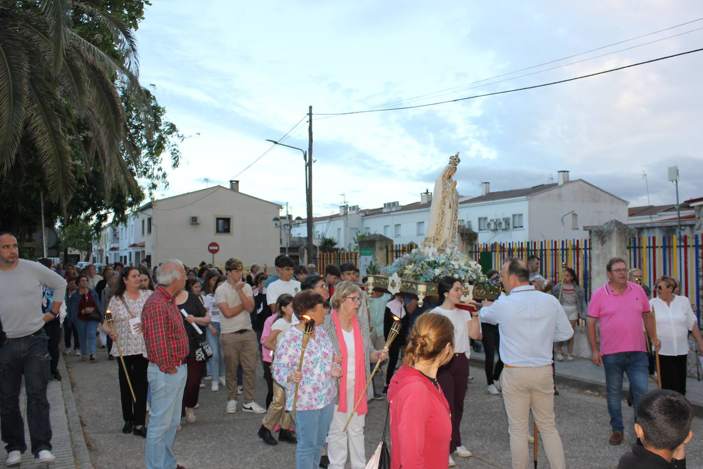 Numerosas personas arropan a la Virgen de Fátima en una procesión que no salía desde hacía más de 60 años