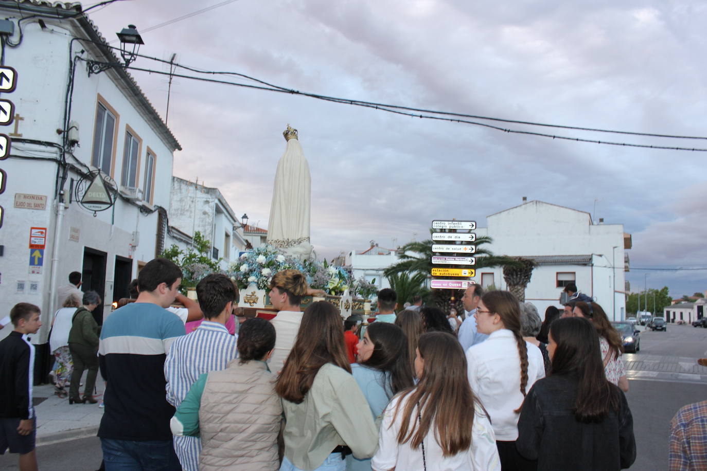 Numerosas personas arropan a la Virgen de Fátima en una procesión que no salía desde hacía más de 60 años