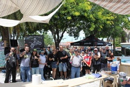 Integrantes de la Peña Motera Casareña, una de las más numerosas en este encuentro