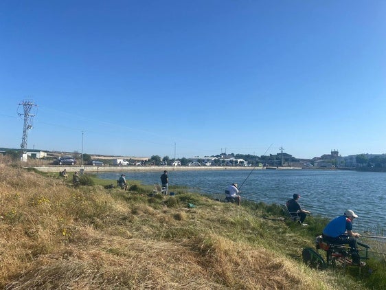 La Charca abre su temporada y los pescadores disfrutarán durante cinco meses de su deporte favorito