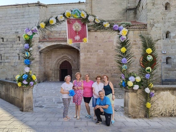 Vecinos casareños engalanan las calles para la celebración del Corpus Christi