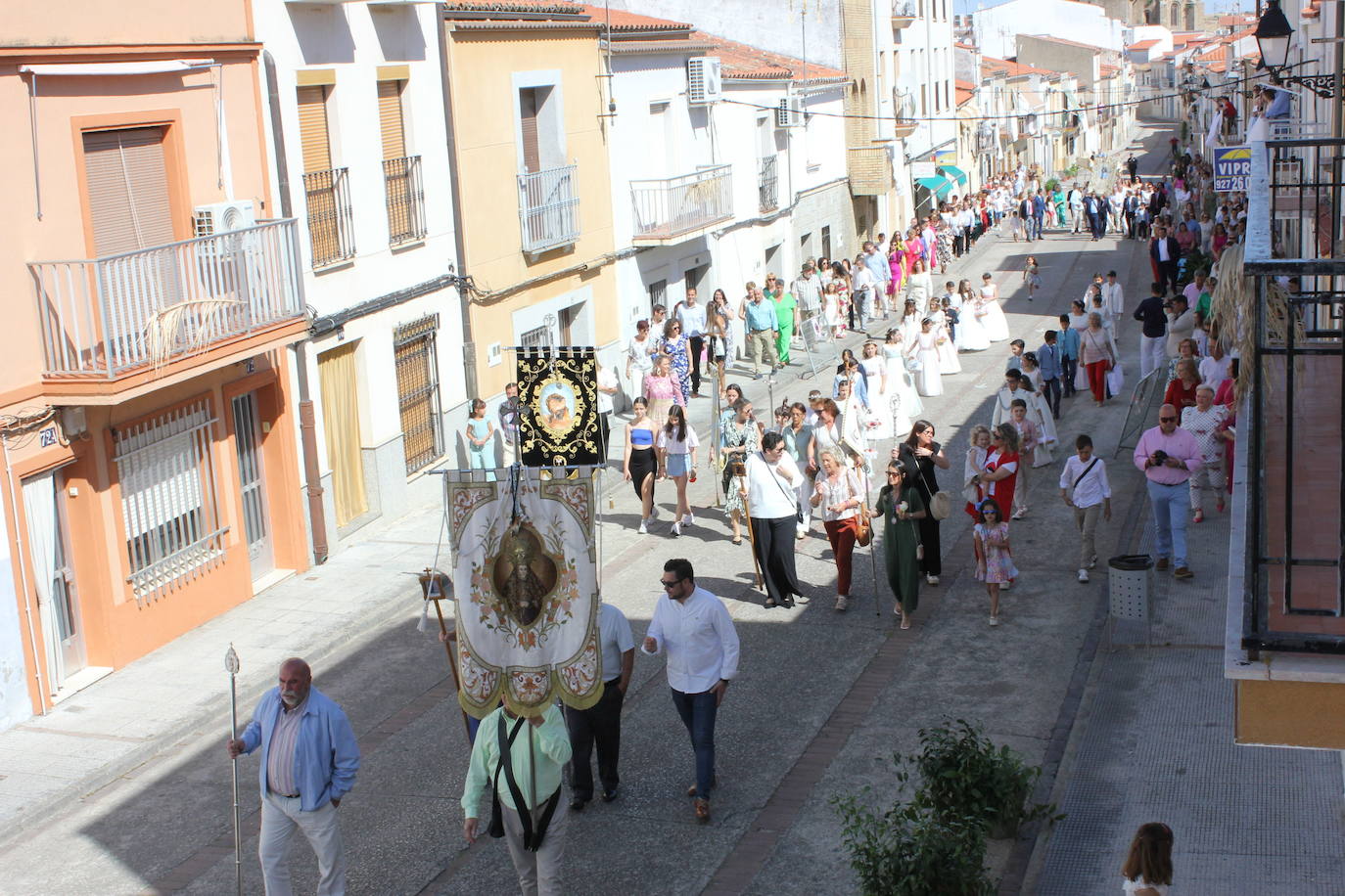 Imagen principal - Los pétalos inundan los altares de la localidad en el Corpus Christi