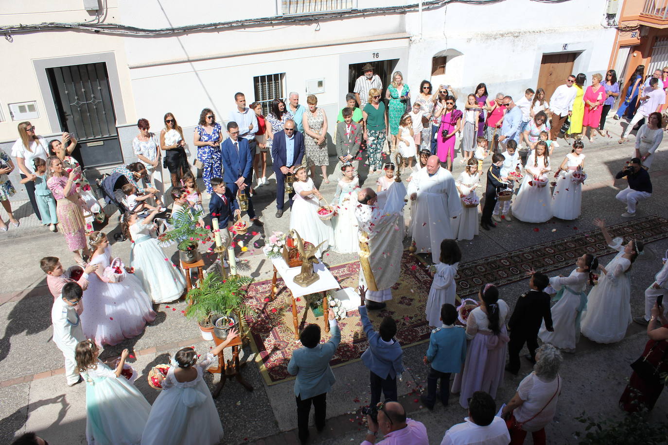 Imagen principal - Los pétalos inundan los altares de la localidad en el Corpus Christi