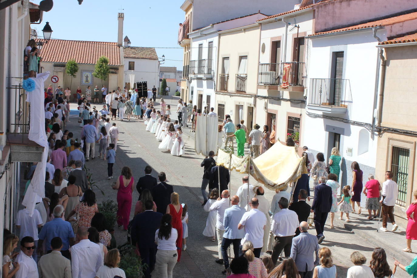 Imagen secundaria 1 - Los pétalos inundan los altares de la localidad en el Corpus Christi