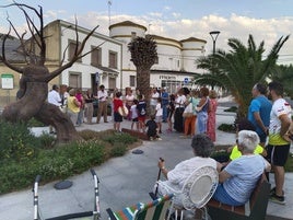 Varios vecinos celebran el primer aniversario de la Plaza de las abuelas y los abuelos