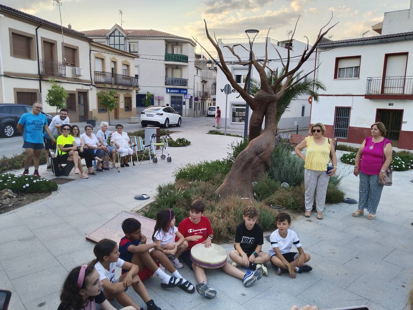 Imagen principal - Varios vecinos celebran el primer aniversario de la Plaza de las abuelas y los abuelos