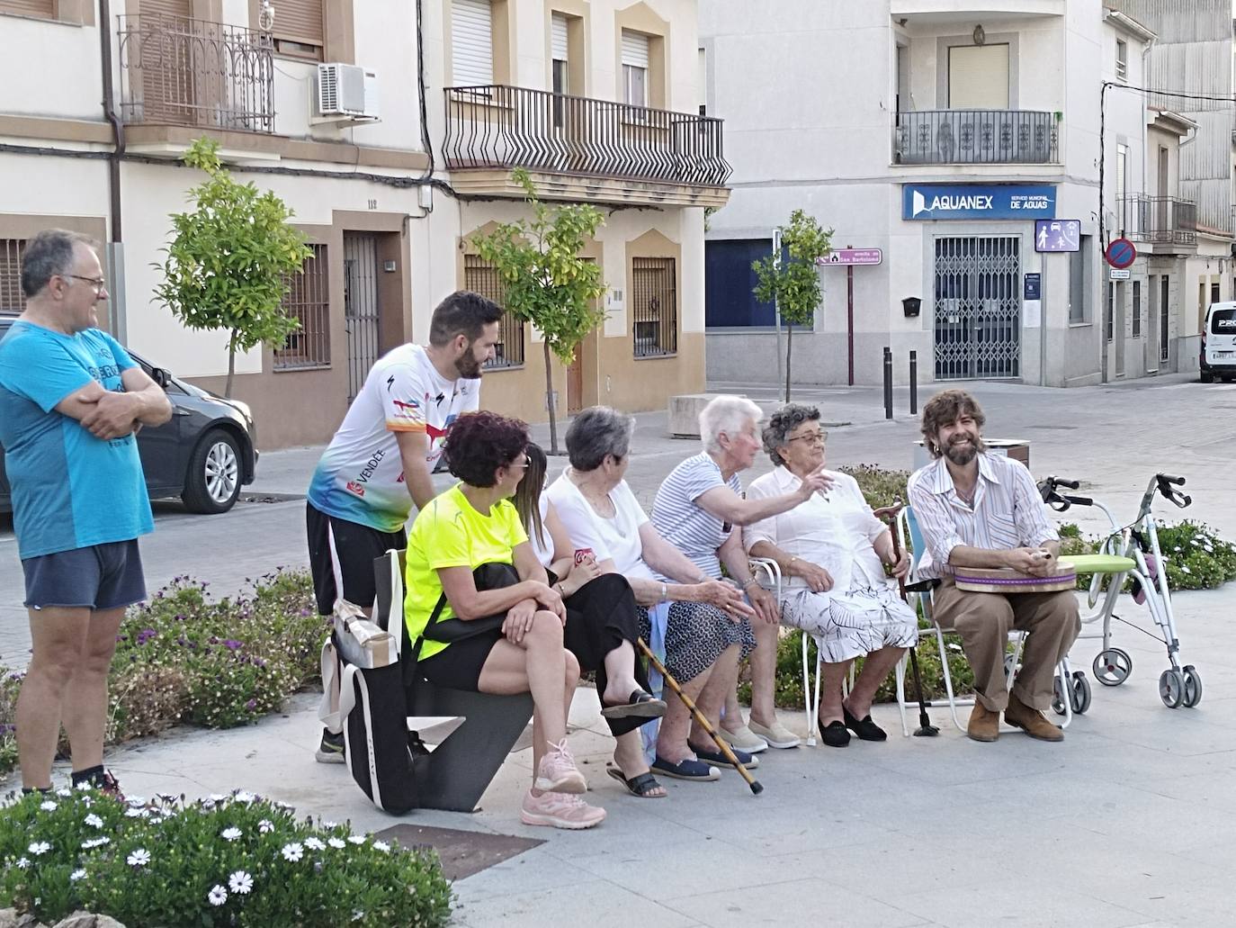 Imagen secundaria 1 - Varios vecinos celebran el primer aniversario de la Plaza de las abuelas y los abuelos