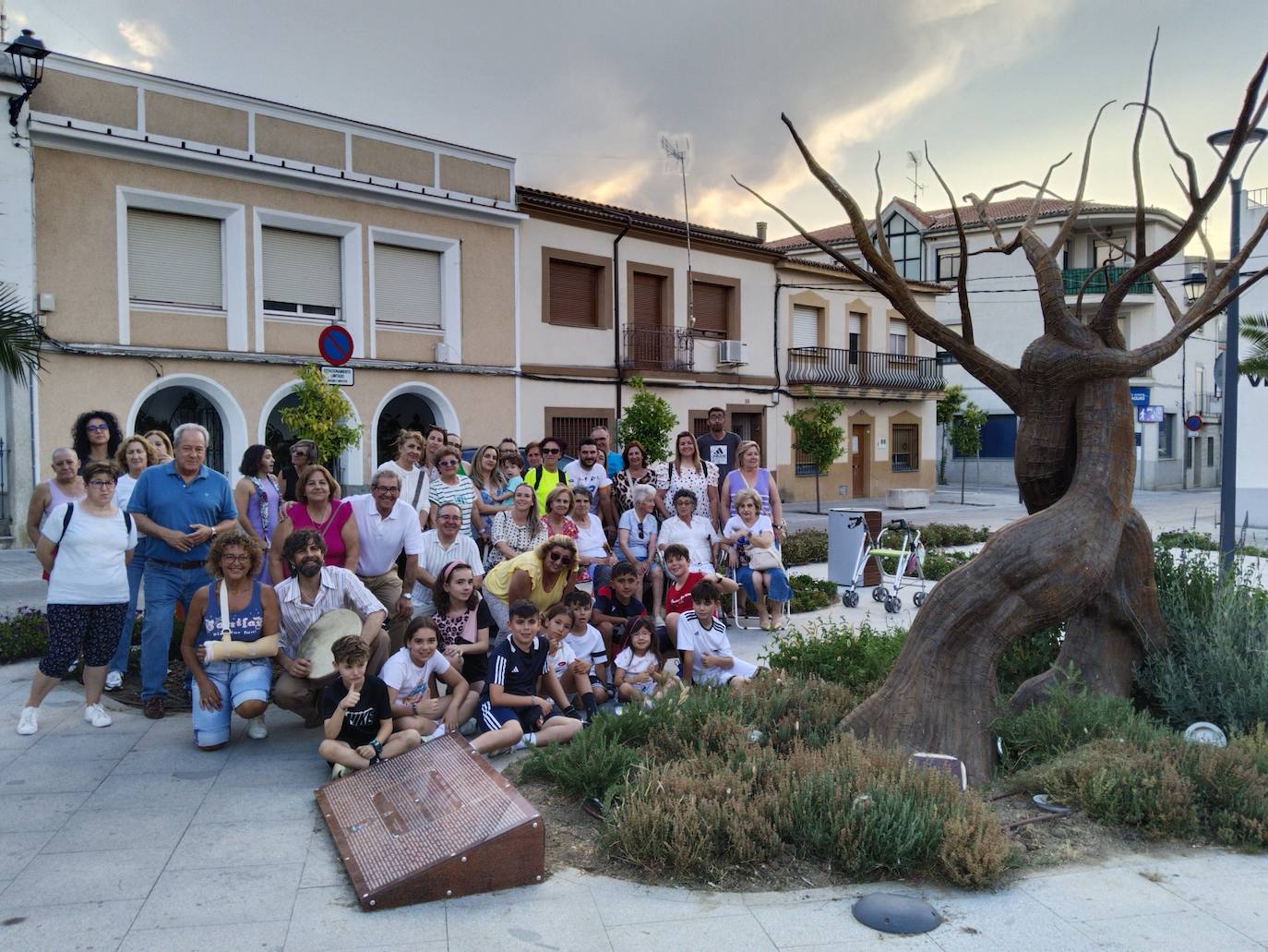 Imagen principal - Varios vecinos celebran el primer aniversario de la Plaza de las abuelas y los abuelos