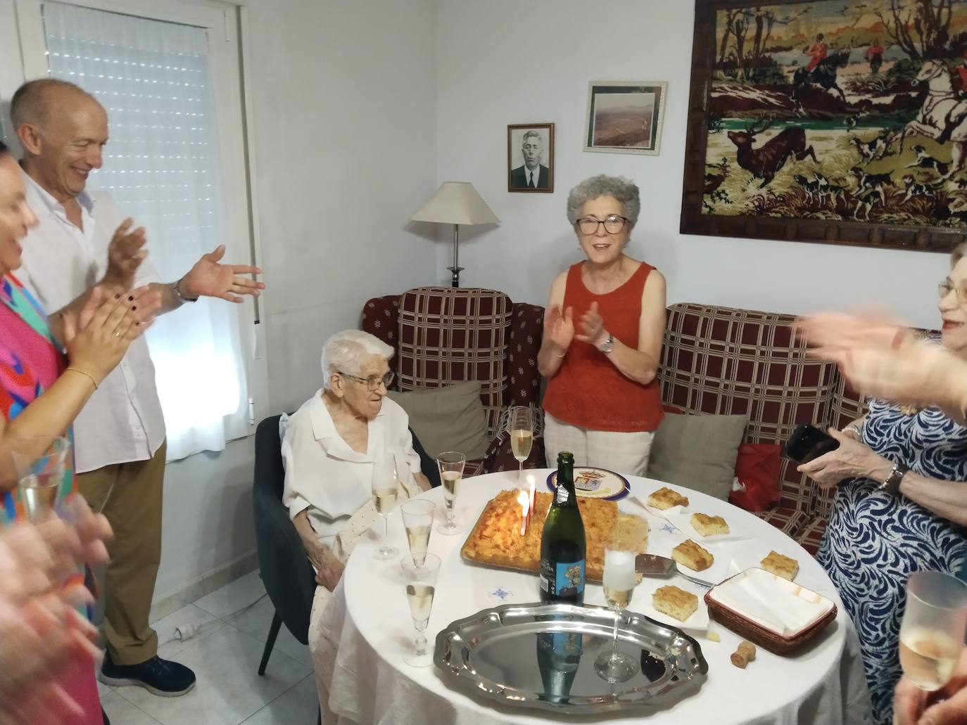 Imagen principal - Josefa Galán cumple un siglo de vida rodeada de sus seres queridos