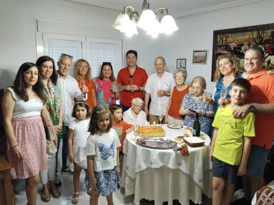 Josefa Galán cumple un siglo de vida rodeada de sus seres queridos