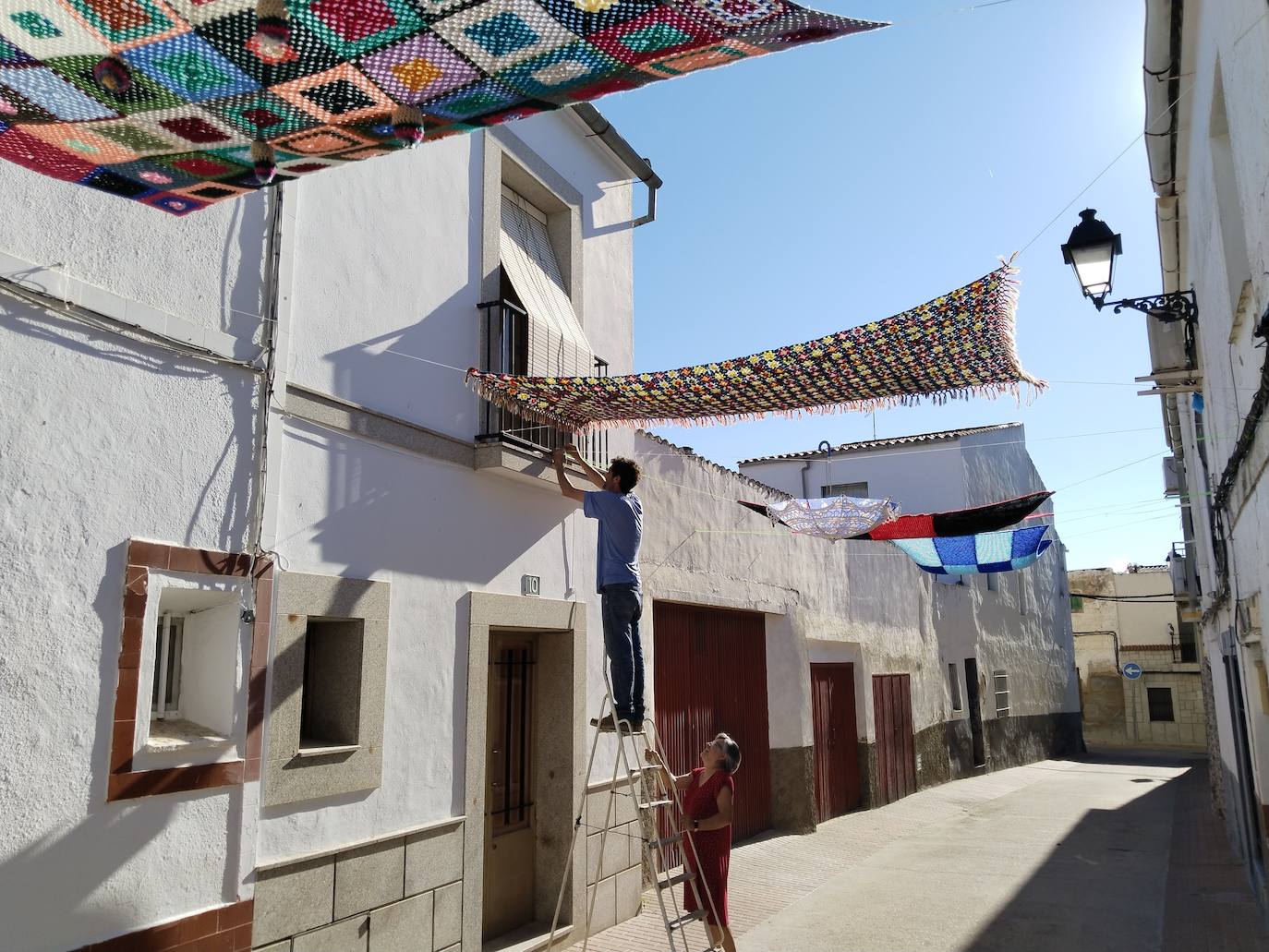 La calle Macorrilla ofrece un colorido sombraje con los ganchillos de su  vecina María | Hoy