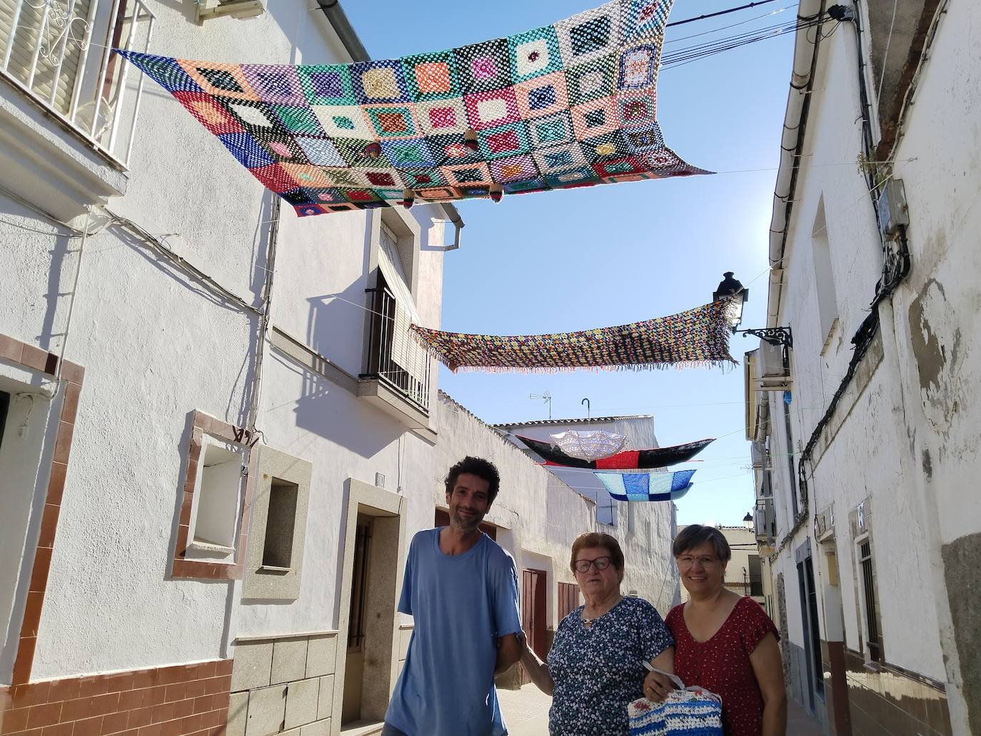 La calle Macorrilla ofrece un colorido sombraje con los ganchillos de su  vecina María | Hoy