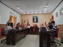 Los dos partidos también han votado a favor de ceder grauitamente el terreno adquirido en la Ronda de la Charca para la construcción de seis viviendas sociales.