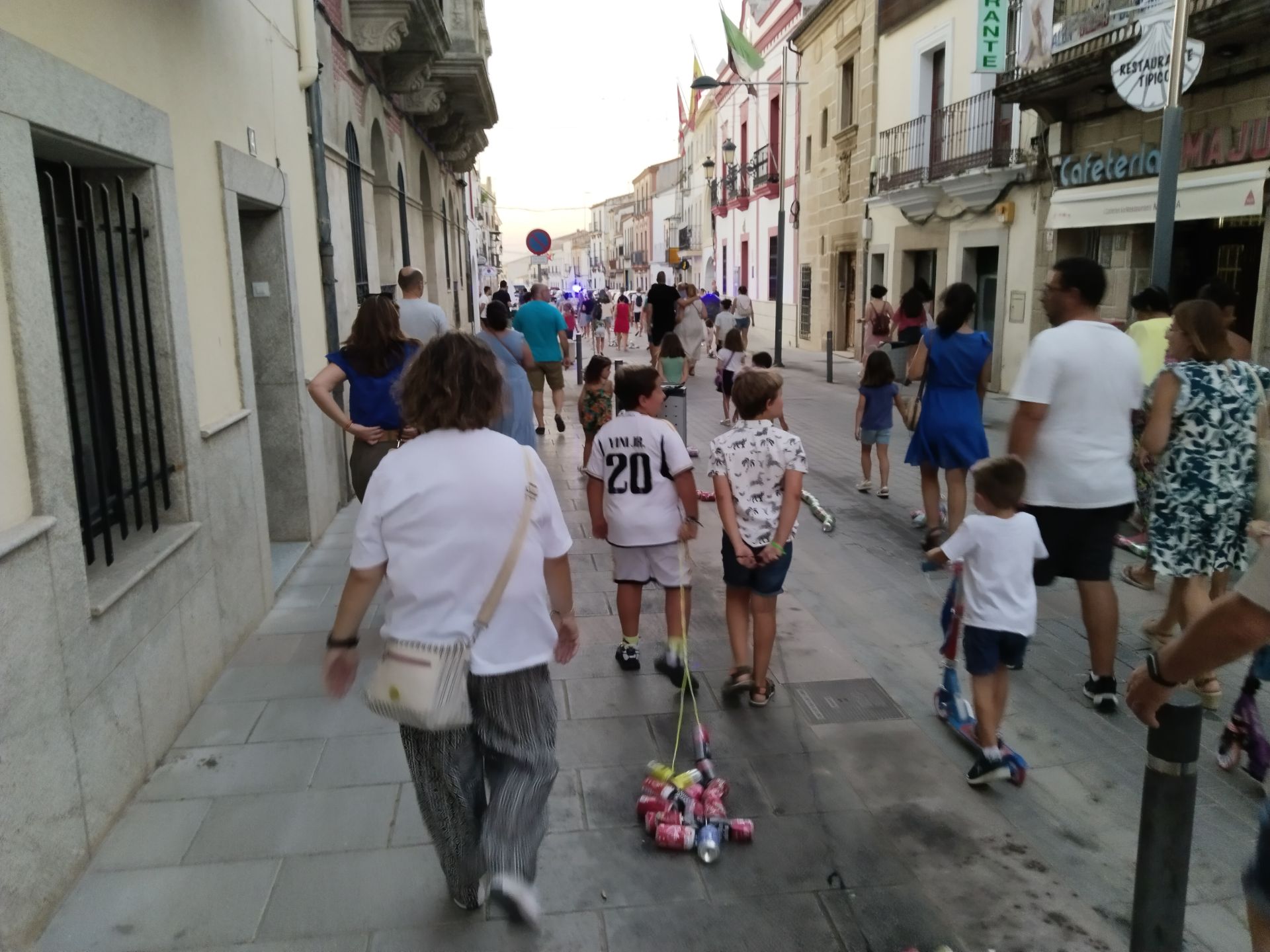 Imagen secundaria 1 - El ruido de las latas se vuelve a apoderar de las calles de la localidad con la velada de Santiago