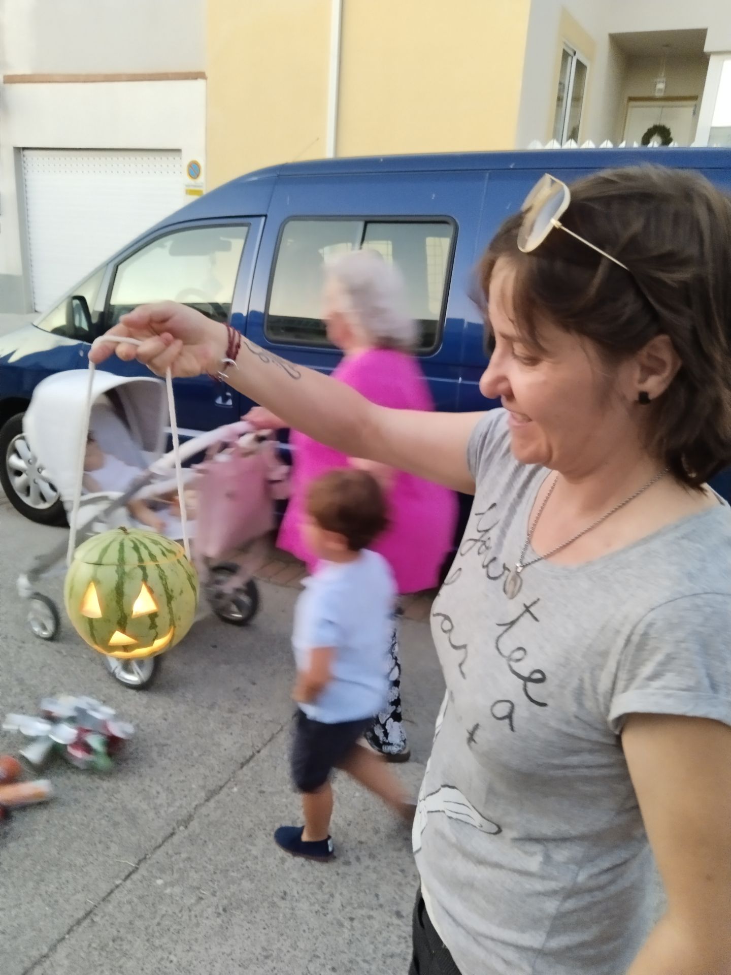 Imagen secundaria 2 - El ruido de las latas se vuelve a apoderar de las calles de la localidad con la velada de Santiago