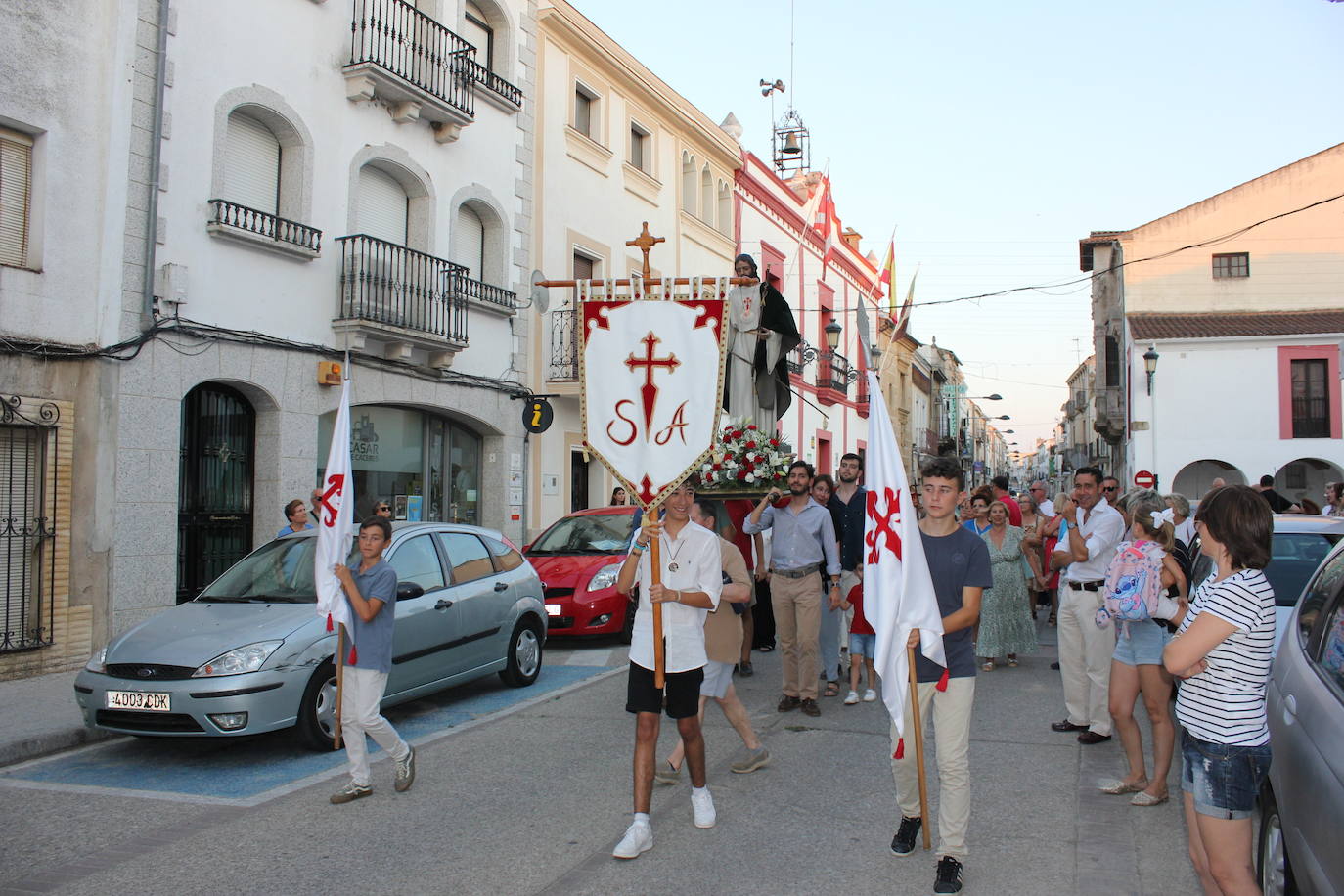 Santiago Peregrino sale en procesión como manda la tradición