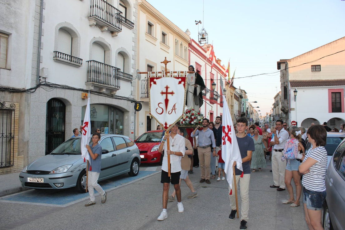 Santiago Peregrino sale en procesión como manda la tradición