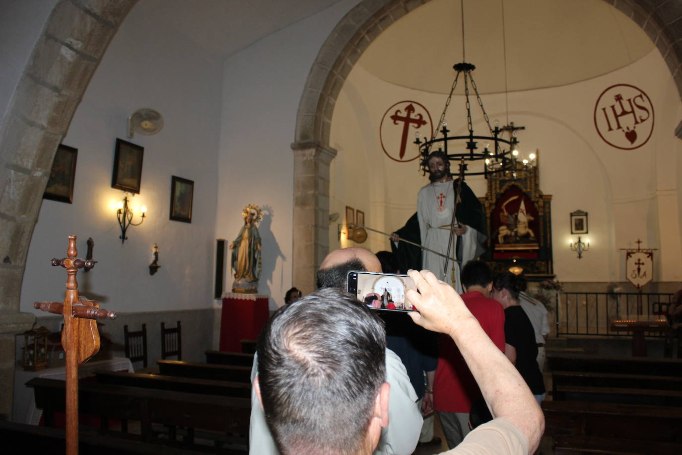 Santiago Peregrino sale en procesión como manda la tradición