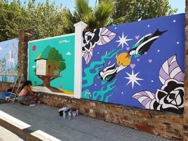 Obras ganadoras de la pasada edición que pueden verse en la pared de la piscina municipal.