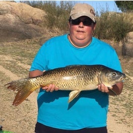 Aranza Maya con una de sus capturas en el pantano de su pueblo.