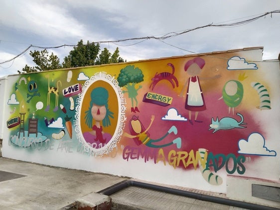 Amigos de Gemma Granados pintan el gran mural de presentación del concurso que lleva su nombre