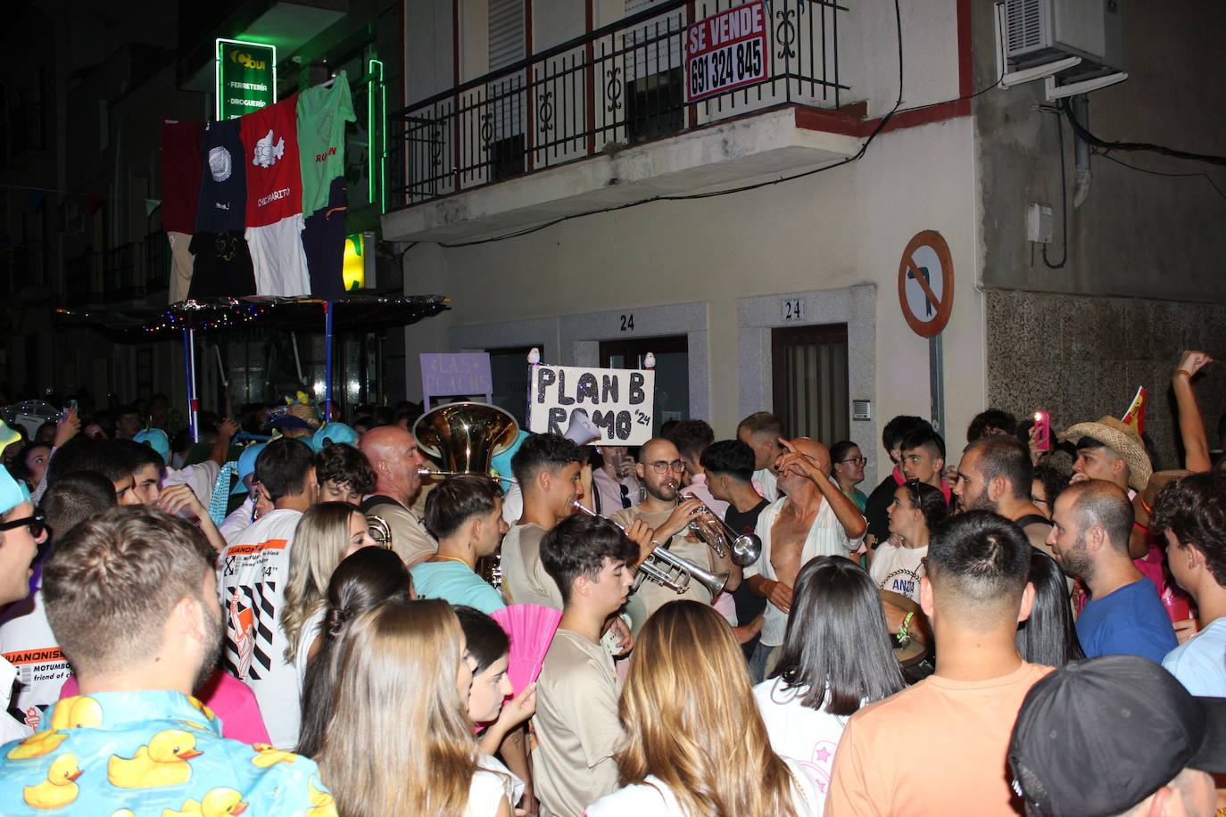 Imagen principal - Las peñas disfrutan por todo lo alto del Viernes del Ramo