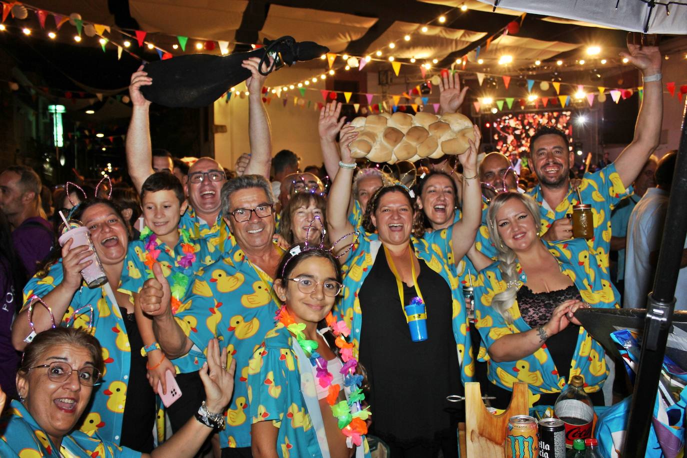 Imagen secundaria 1 - Las peñas disfrutan por todo lo alto del Viernes del Ramo