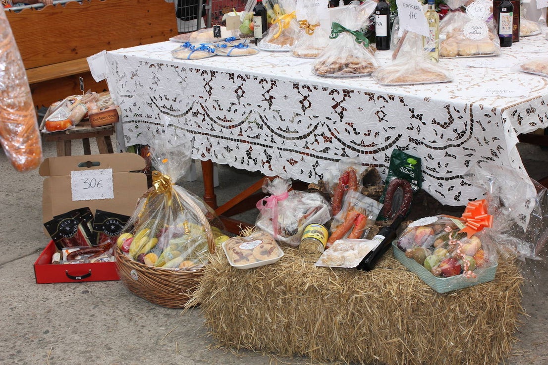Centenares de personas arropan la Mesa del Ramo