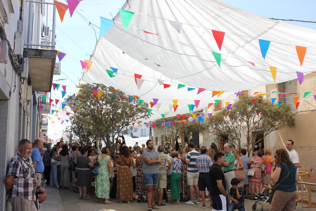 Centenares de personas arropan la Mesa del Ramo
