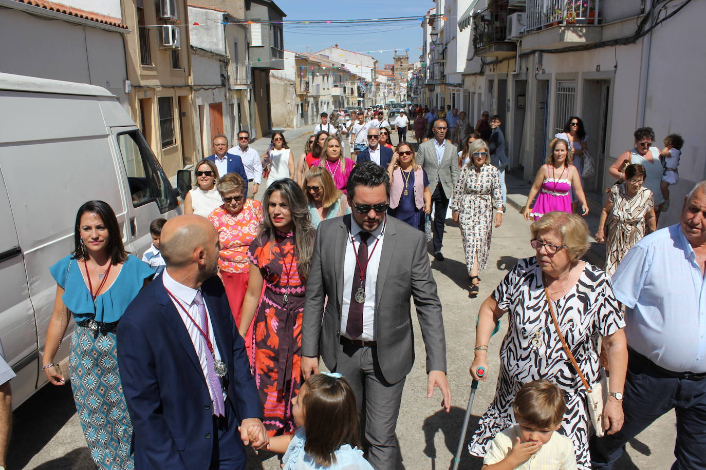 Centenares de personas arropan la Mesa del Ramo