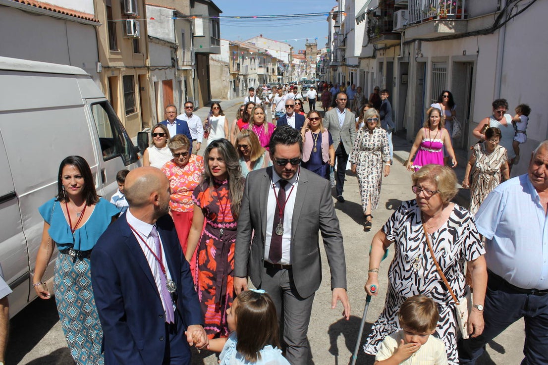 Centenares de personas arropan la Mesa del Ramo