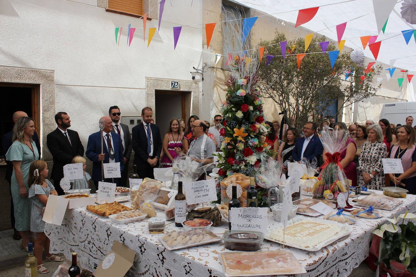 Centenares de personas arropan la Mesa del Ramo