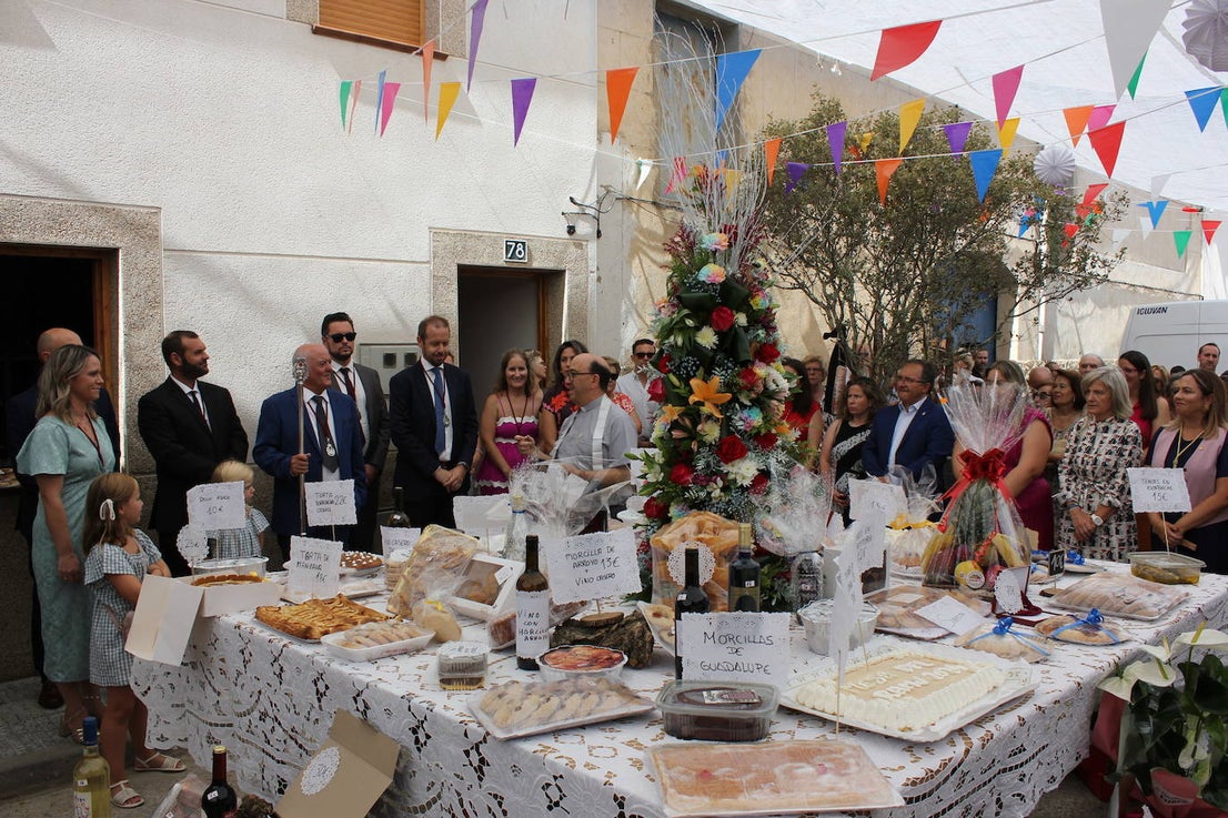 Centenares de personas arropan la Mesa del Ramo