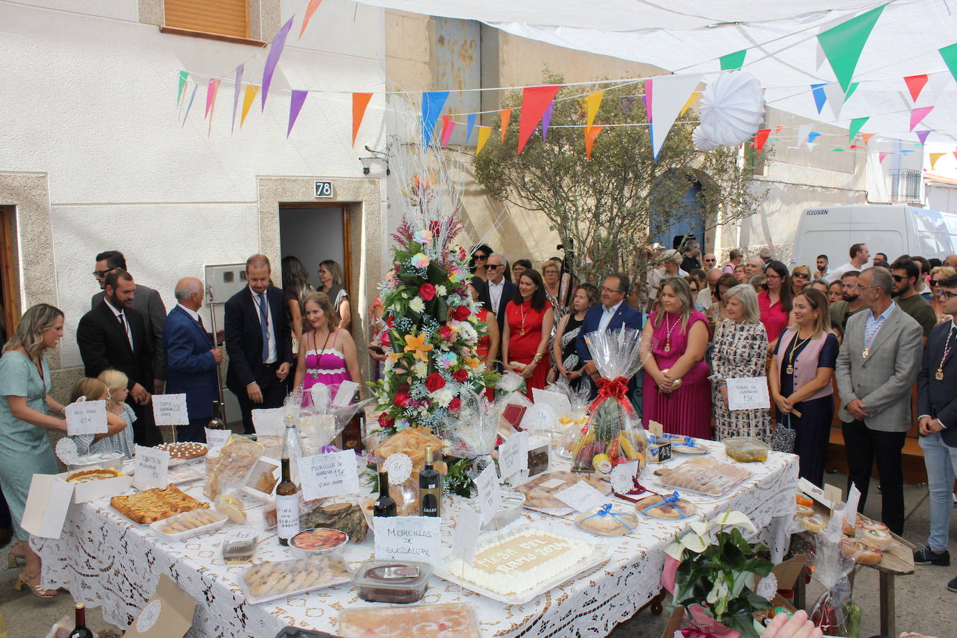 Centenares de personas arropan la Mesa del Ramo