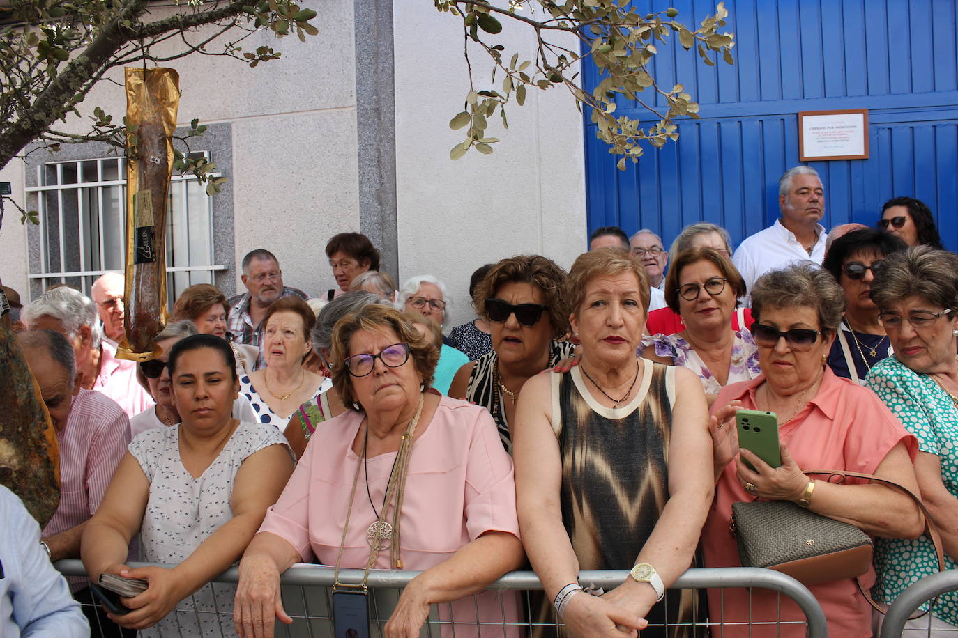 Centenares de personas arropan la Mesa del Ramo