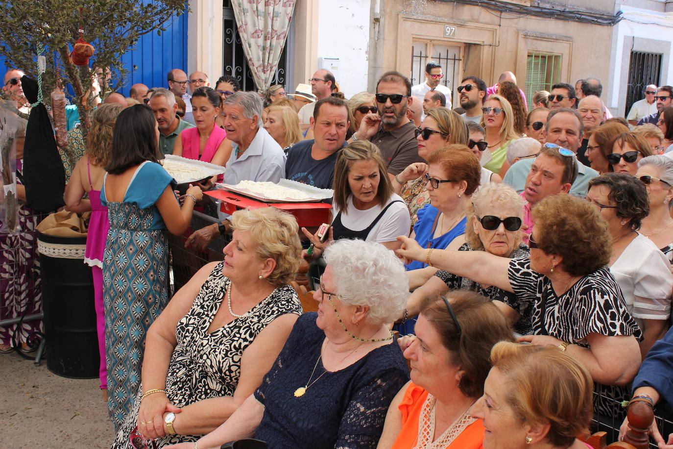 Centenares de personas arropan la Mesa del Ramo