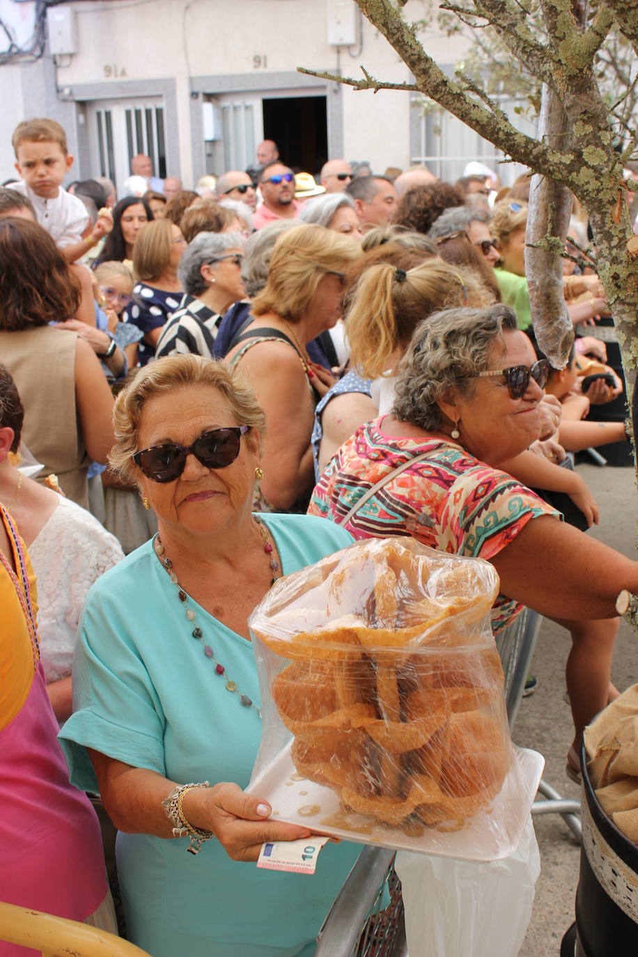 Centenares de personas arropan la Mesa del Ramo