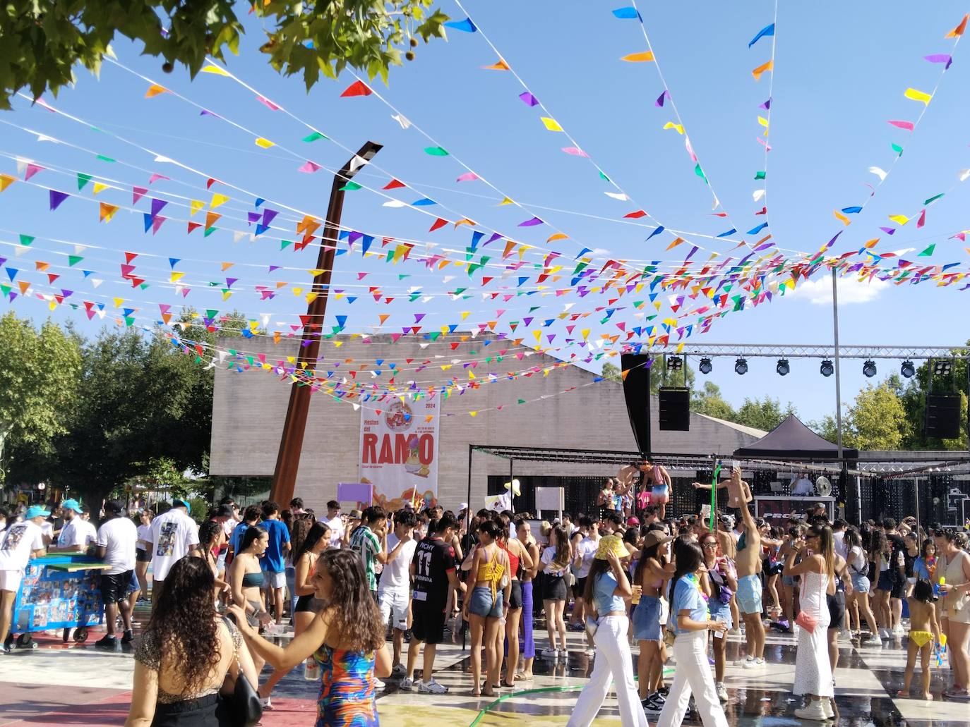 Imagen secundaria 1 - Las fiestas del Ramo culminan sin incidentes tras seis días intensos de jolgorio y diversión en la calle