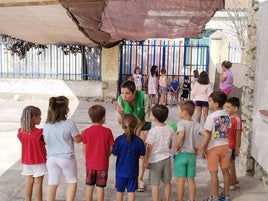 La técnico de la Asociación Española contra el Cáncer en un taller con los menores llevado a cabo la semana pasada.