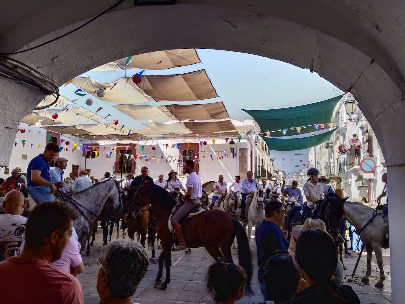Imagen principal - Casar de Cáceres acoge por primera vez un encierro de bueyes mansos