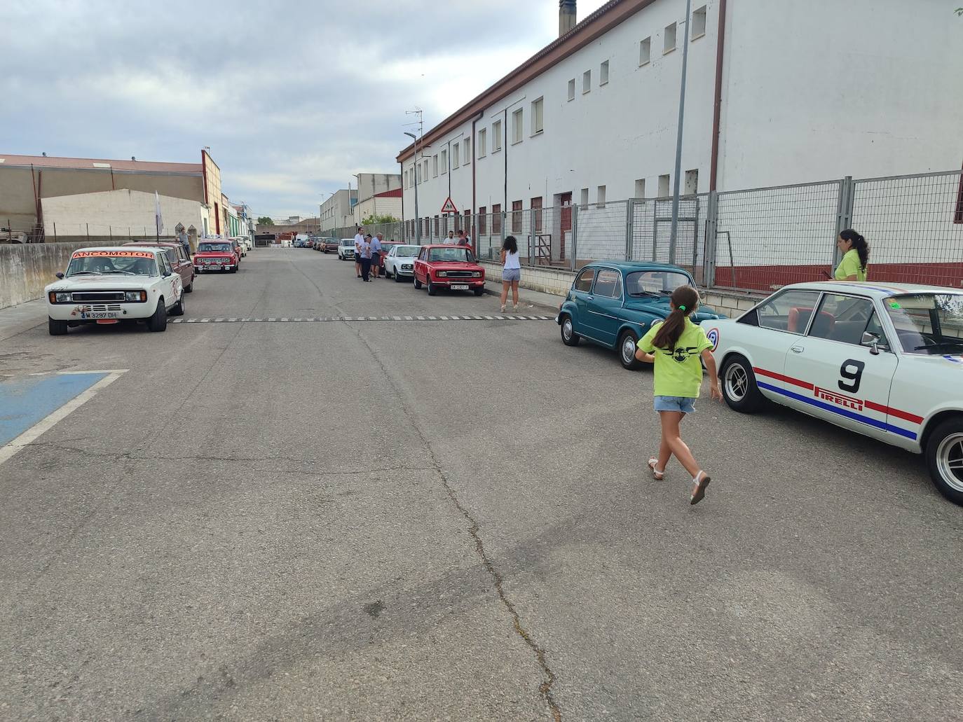 Imagen principal - El Club Clásicos Casar guía a más de un centenar de Seat 124 en su visita a la localidad