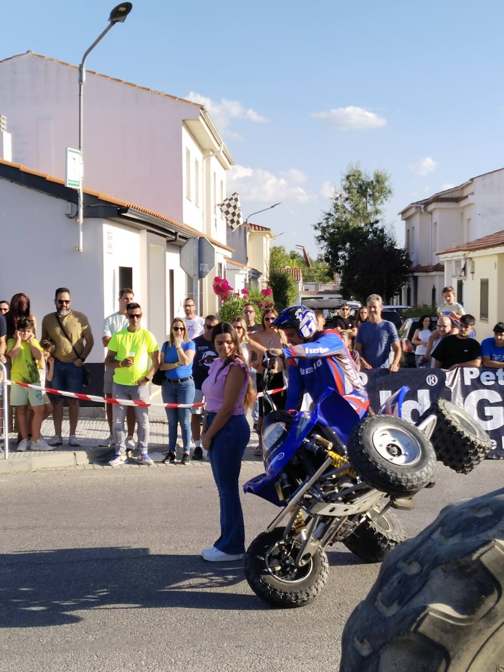 Imagen secundaria 2 - El salto de longitud del piloto Miguel Ángel Jiménez sorprende a los casareños