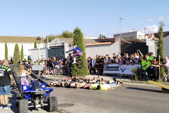 El salto de longitud del piloto Miguel Ángel Jiménez sorprende a los casareños